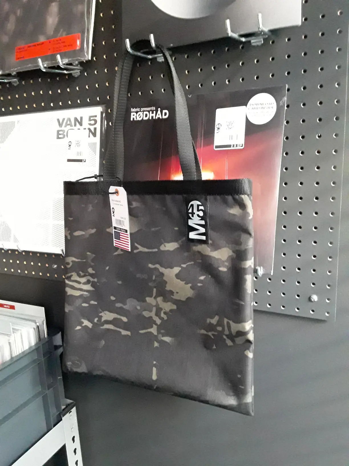 Picture of black multicam tote