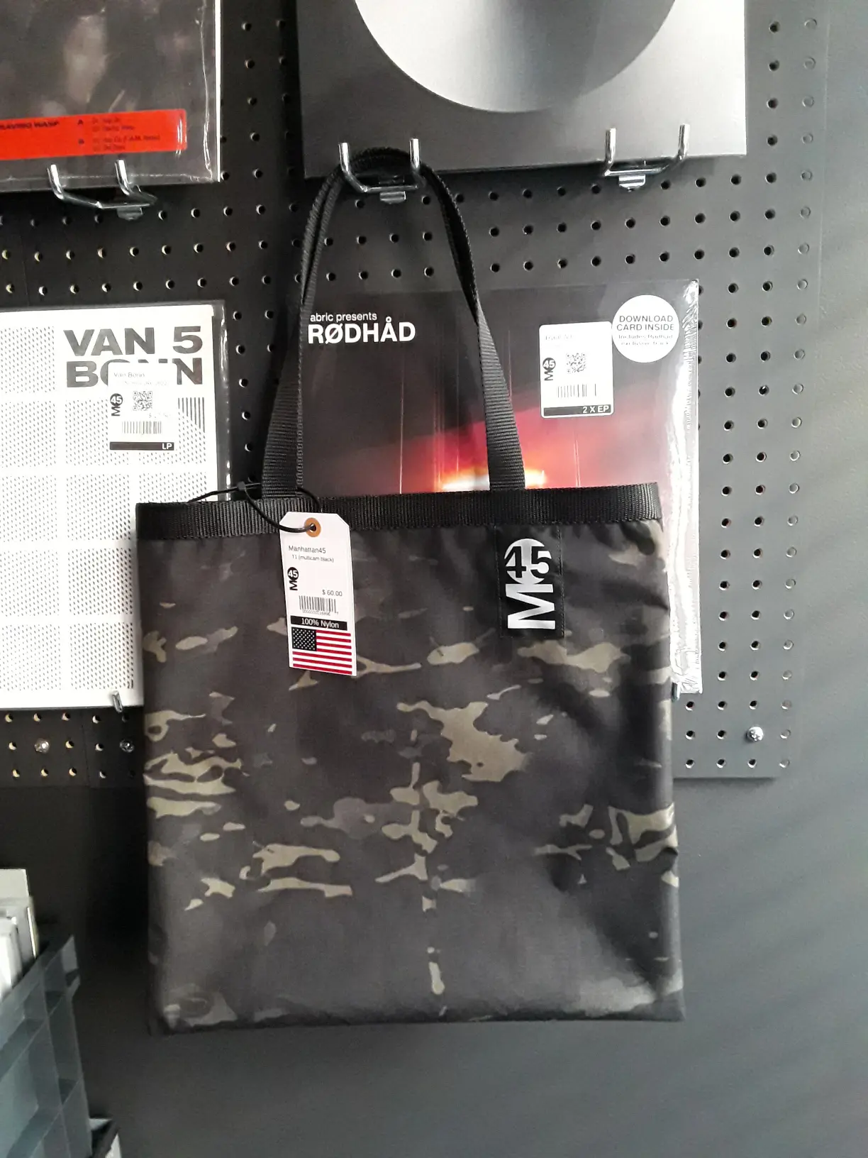 Picture of black multicam tote